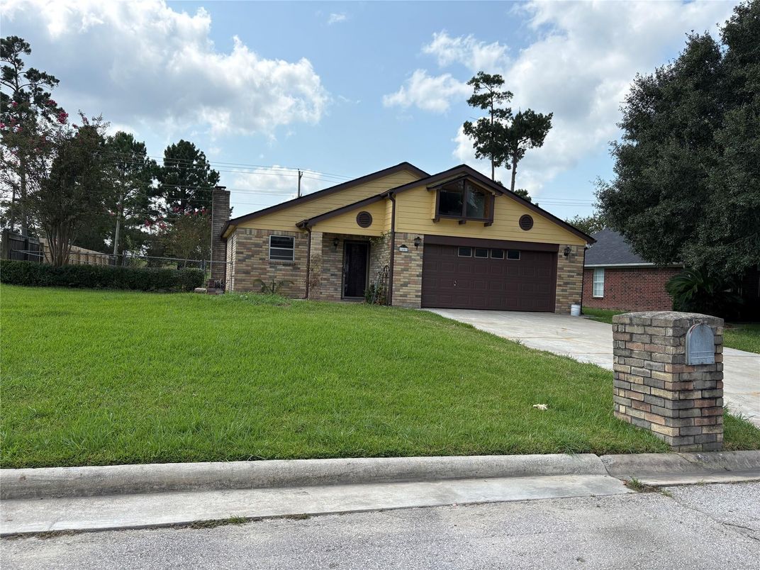 Attached, Exterior, Facade, Split Level