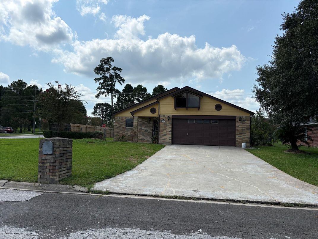 Attached, Exterior, Facade, Ranch