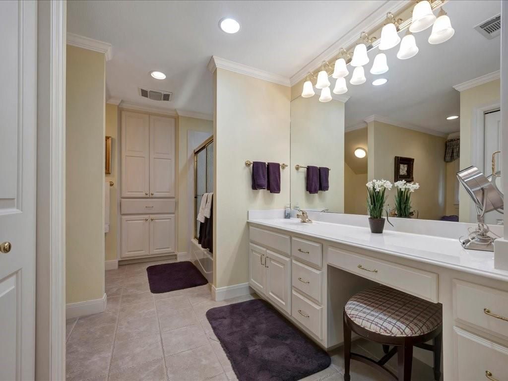 Bathroom, Dual Sink Vanities, Interior, Recessed Lighting