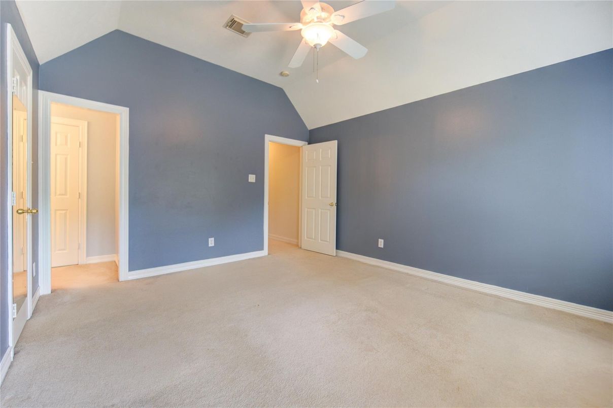 Empty room, Interior