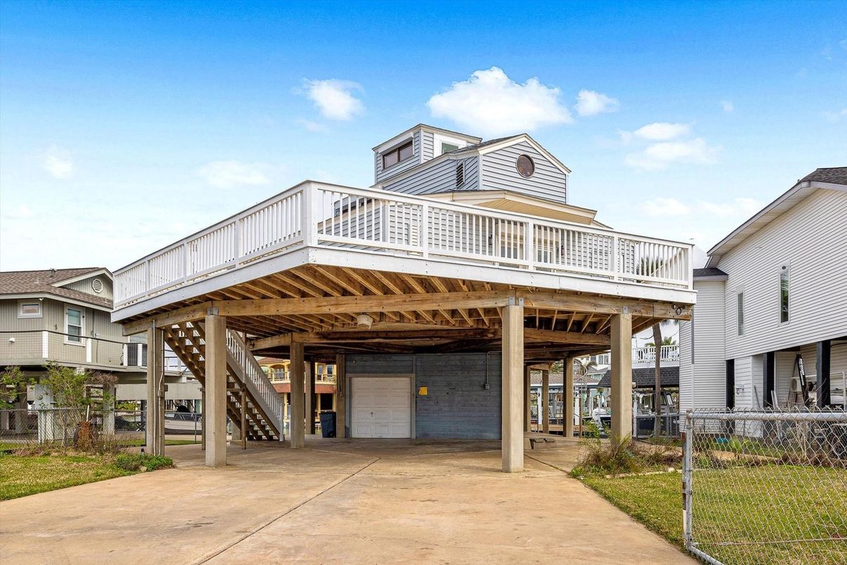 Attached, Exterior, Facade, None