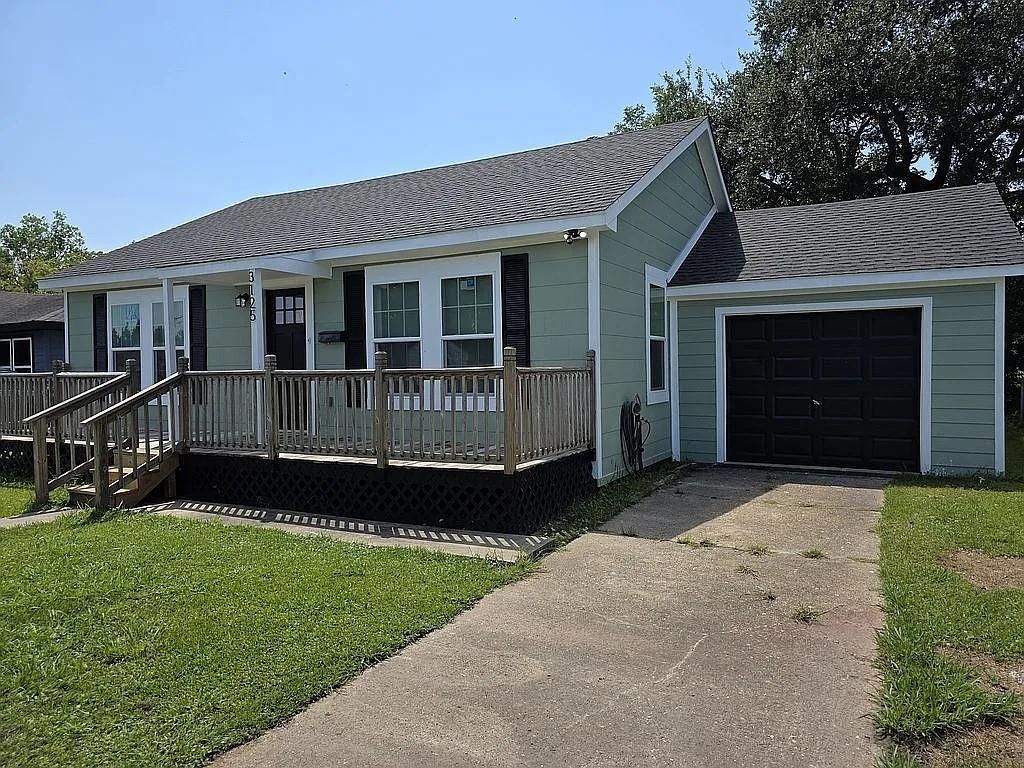 Attached, Exterior, Facade, Ranch