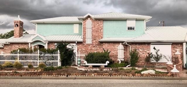 Exterior, Facade, Brick Facade, American Craftsman