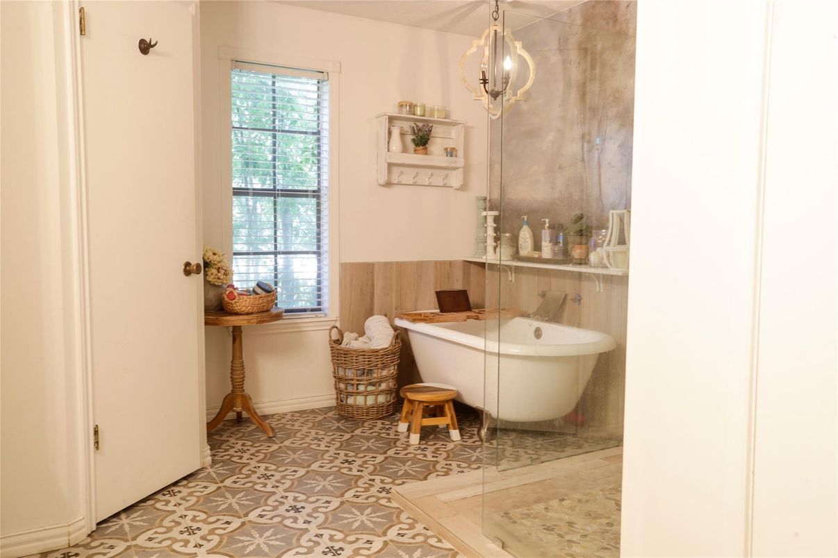 Bathroom, Free Standing Baths, Interior, Pendant Lights