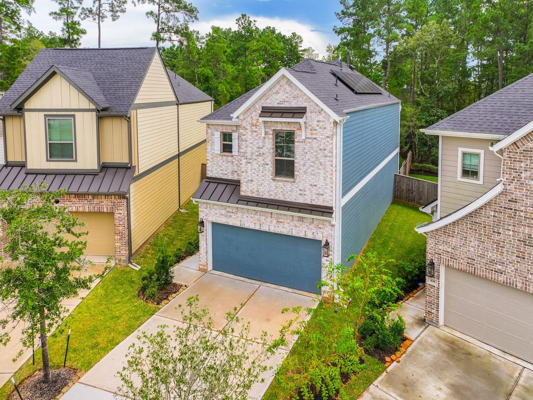 Attached, Exterior, Facade, Brick Traditional