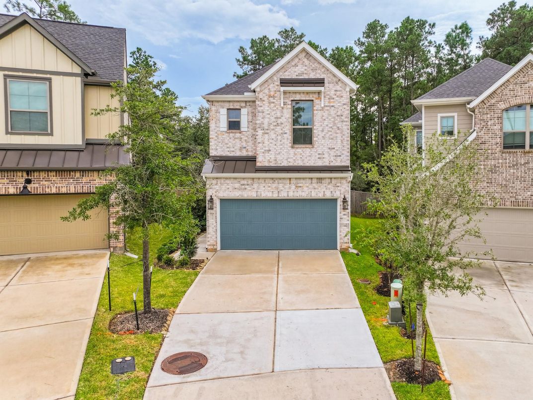 Attached, Exterior, Facade, Brick Traditional