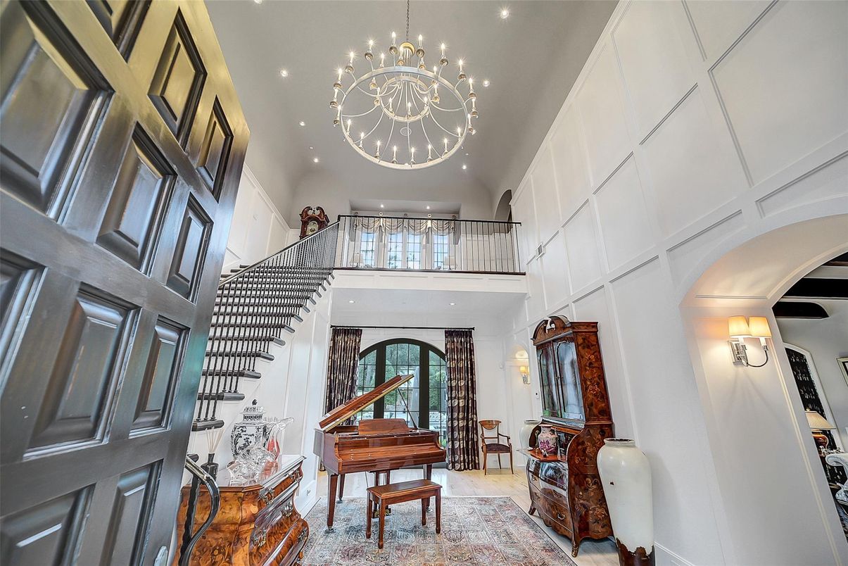 Chandelier, Interior, Piano, Recessed Lighting