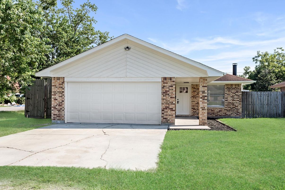 Attached, Exterior, Facade, Brick Facade, Ranch