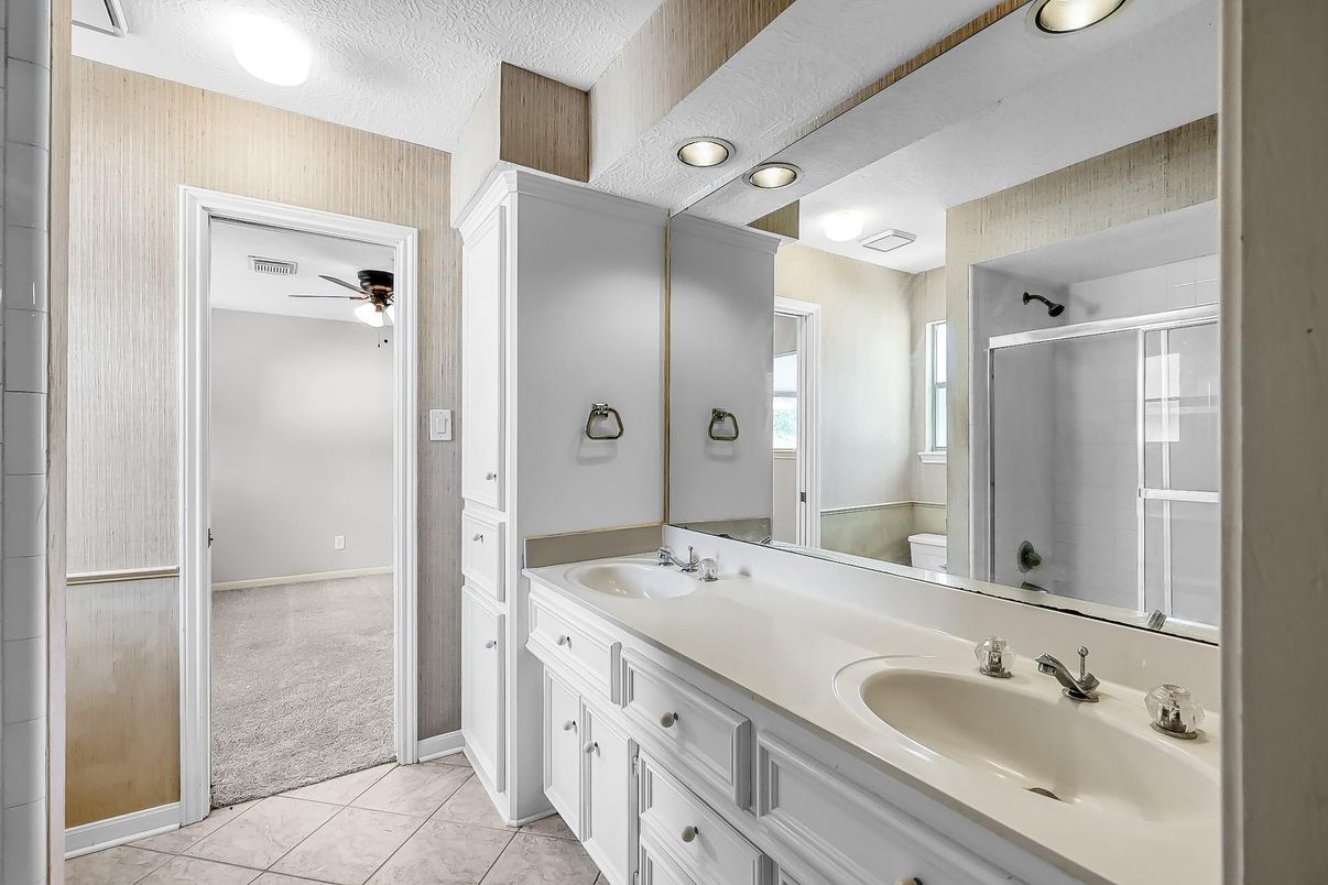 Bathroom, Dual Sink Vanities, Interior, Recessed Lighting
