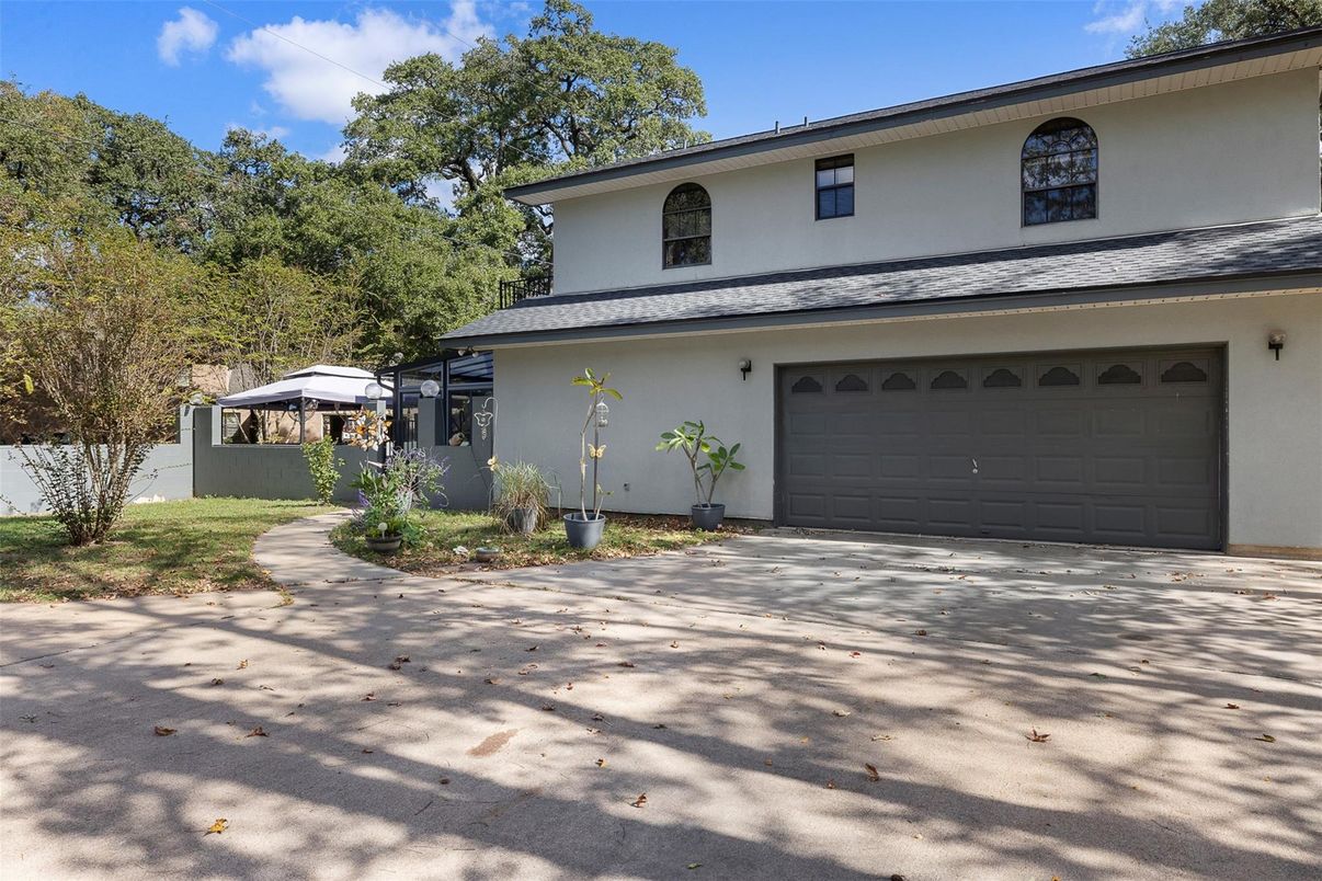 Attached, Exterior, Facade, Ranch