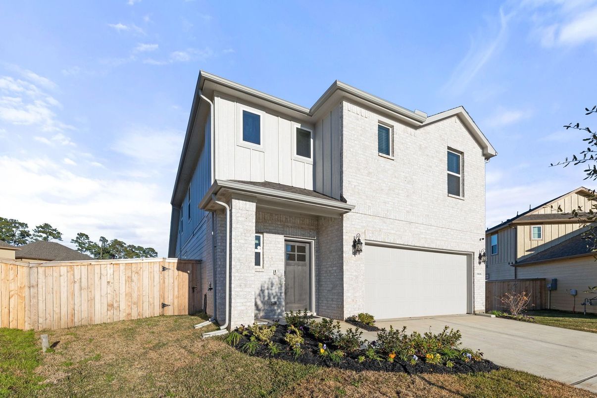 Attached, Exterior, Facade, Farmhouse