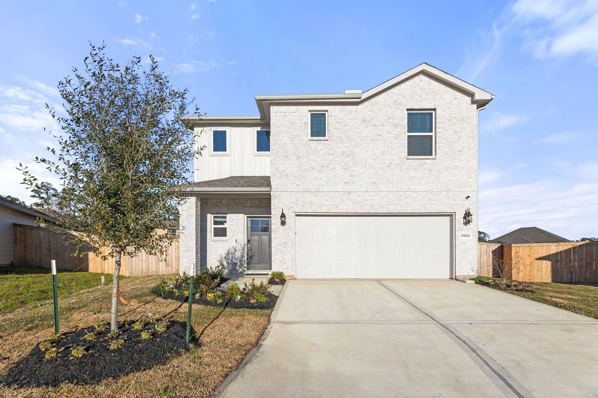 Attached, Exterior, Facade, Farmhouse