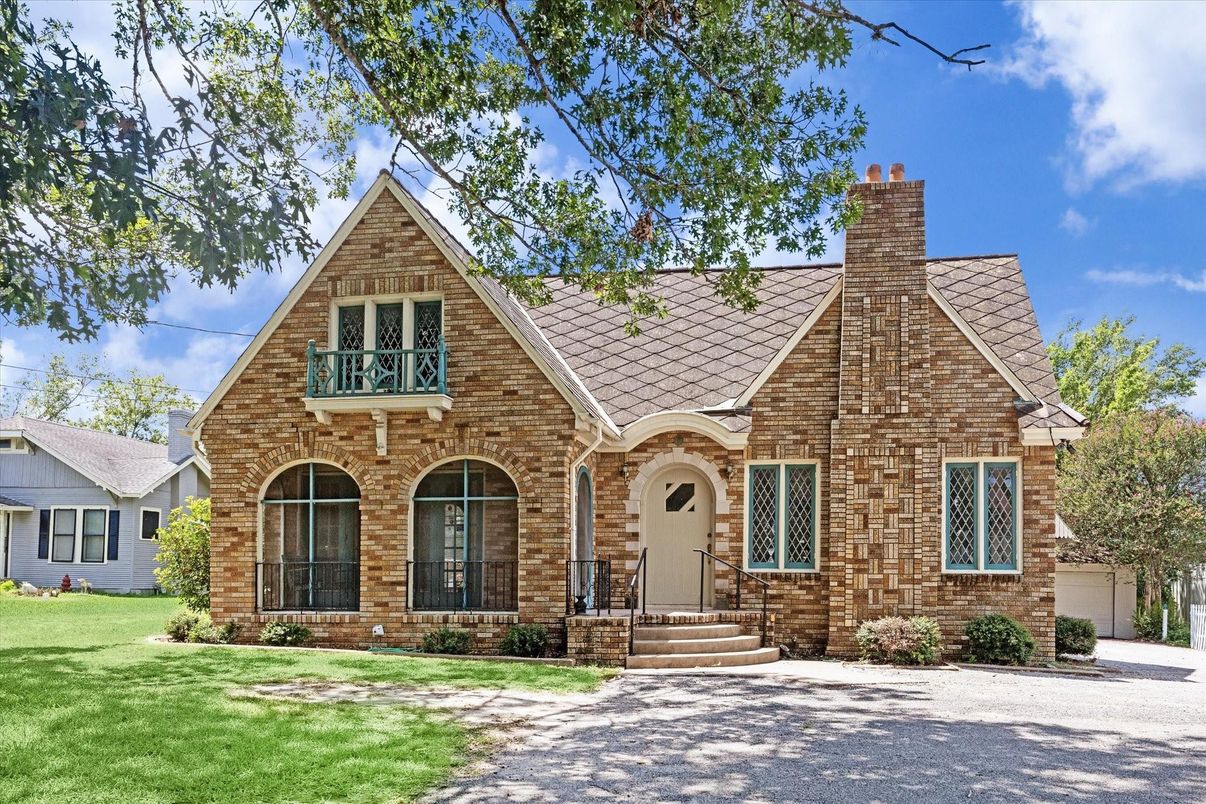 Exterior, Facade, Tudor Revival