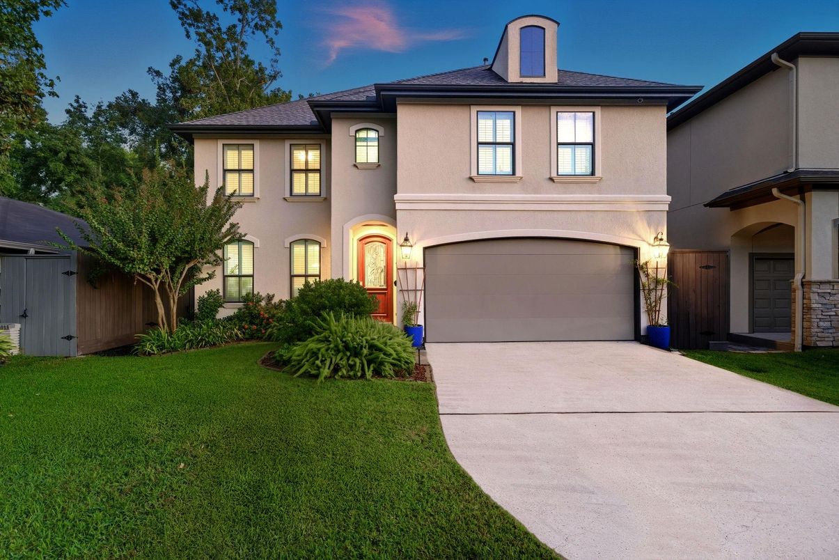 Attached, Exterior, Facade, Mediterranean