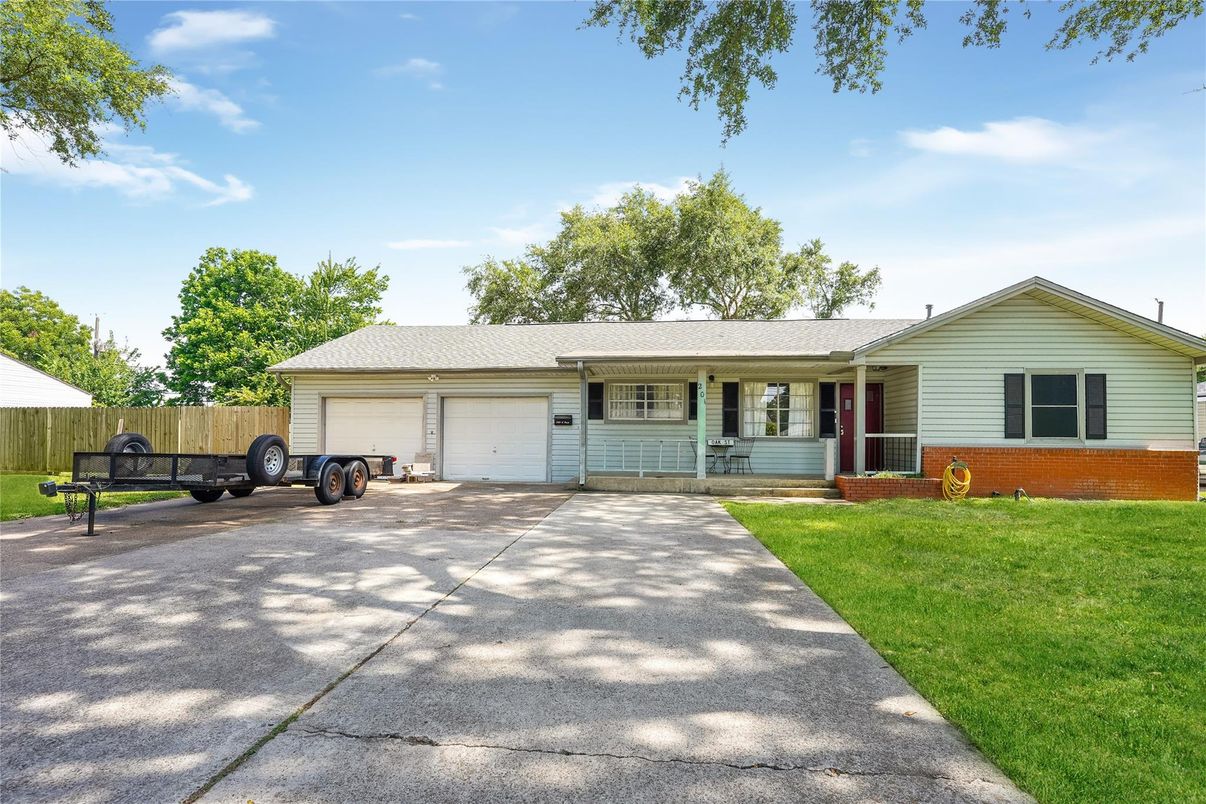 Attached, Exterior, Facade, Ranch