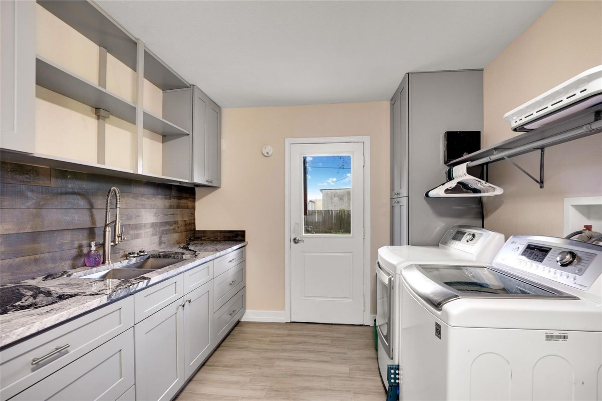 Interior, Washer, Wood Texture Flooring