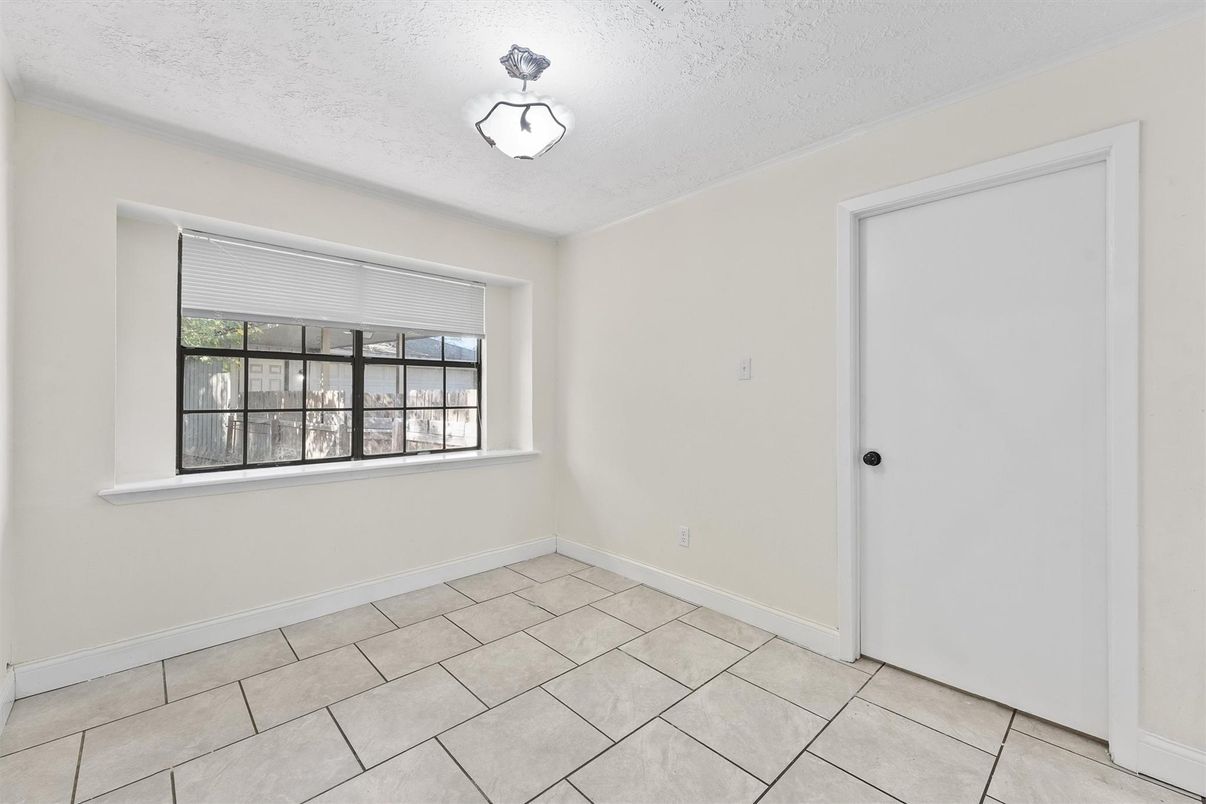 Empty room, Interior