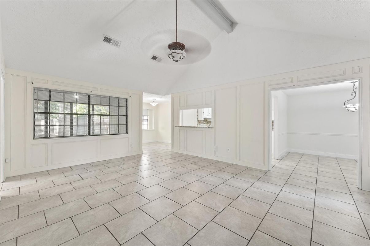 Empty room, Interior