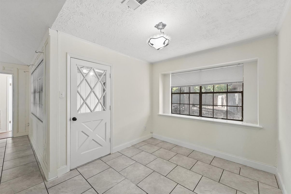 Empty room, Interior