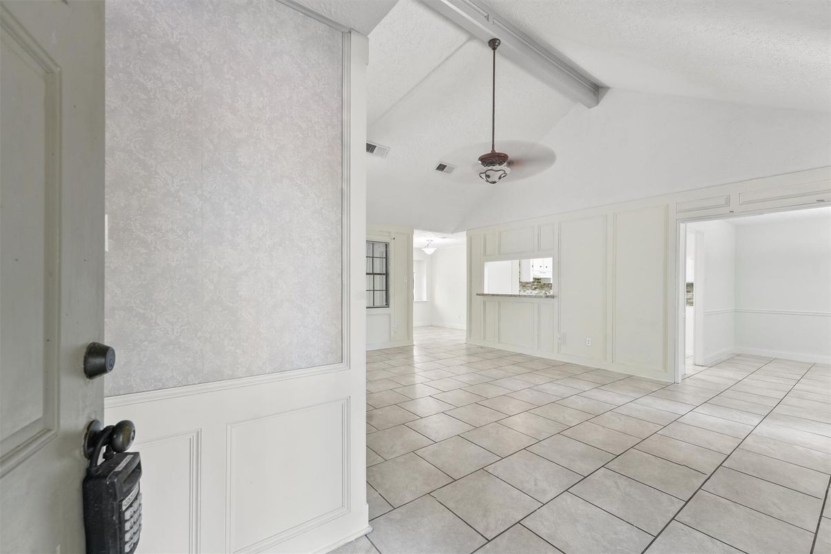 Empty room, Interior