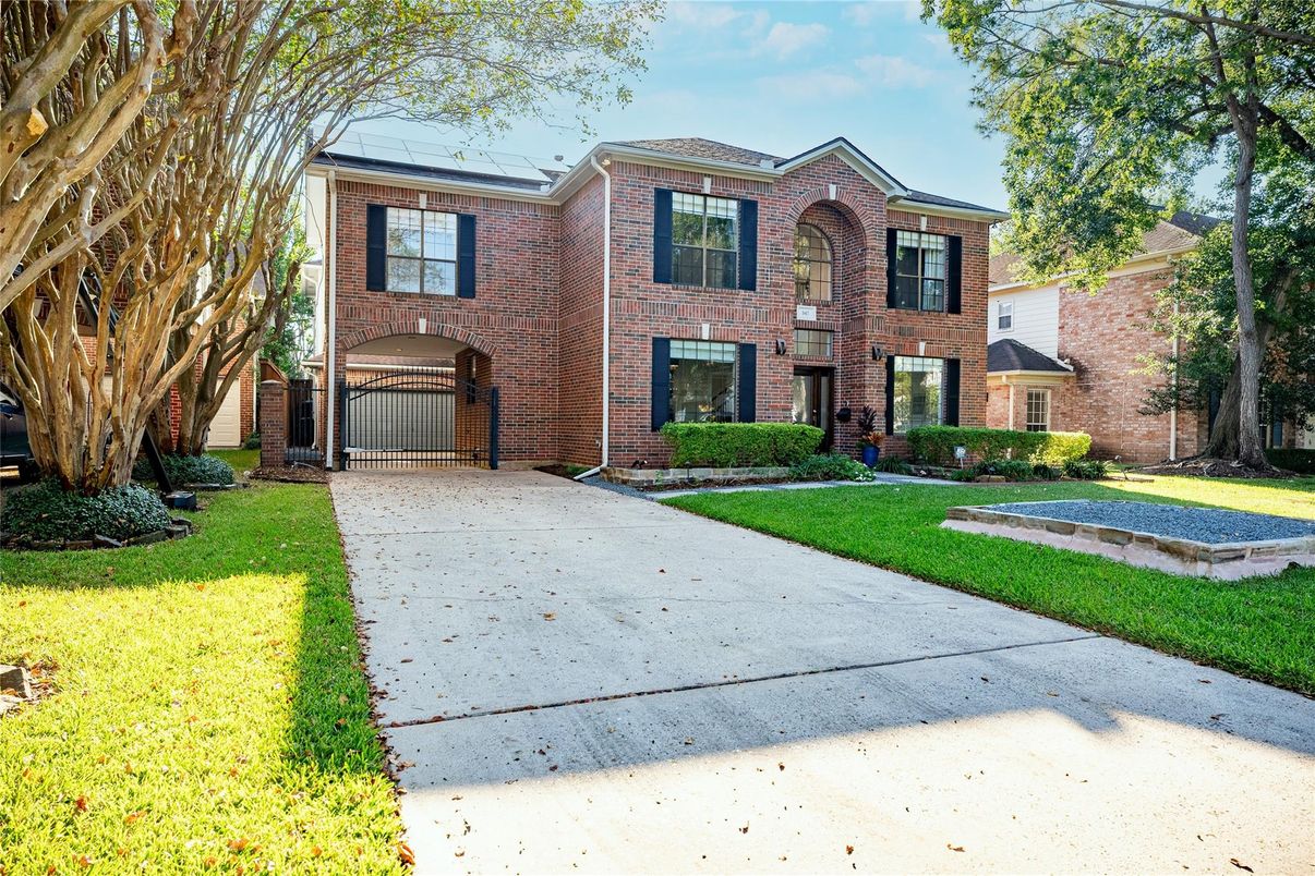 Backyard, Exterior, Facade, Brick Facade, Rowhouse