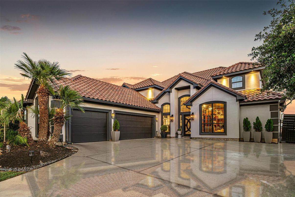 Attached, Exterior, Facade, Mediterranean