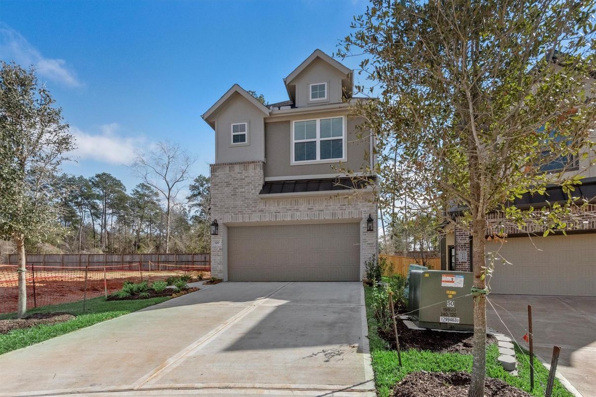 Attached, Exterior, Facade, American Craftsman