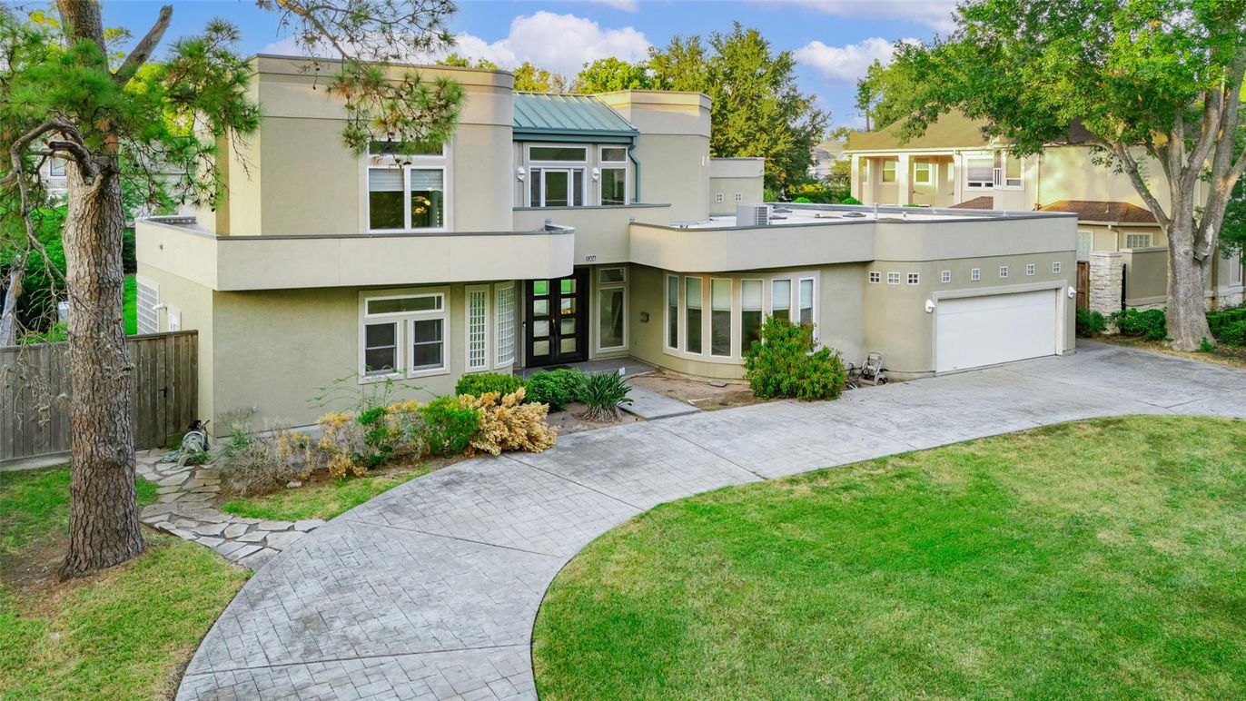 Attached, Backyard, Exterior, Facade, Modern