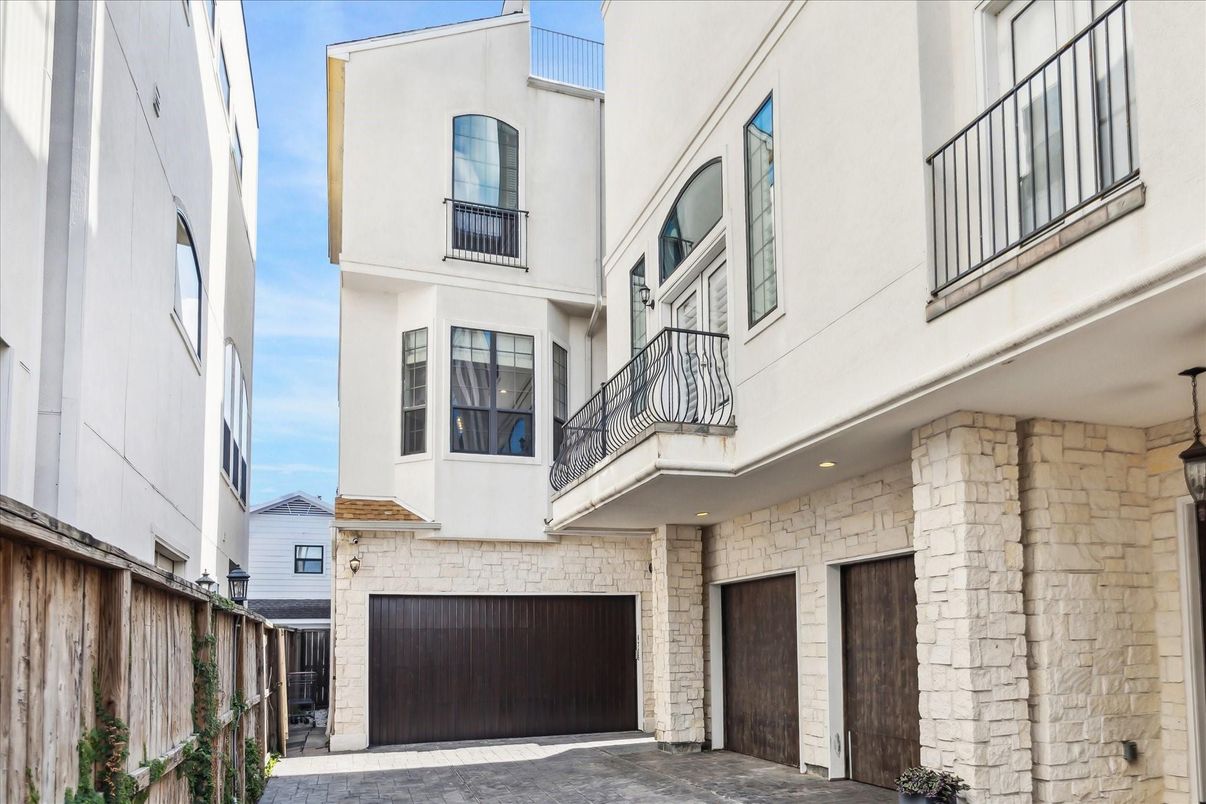 Attached, Exterior, Facade, Rowhouse