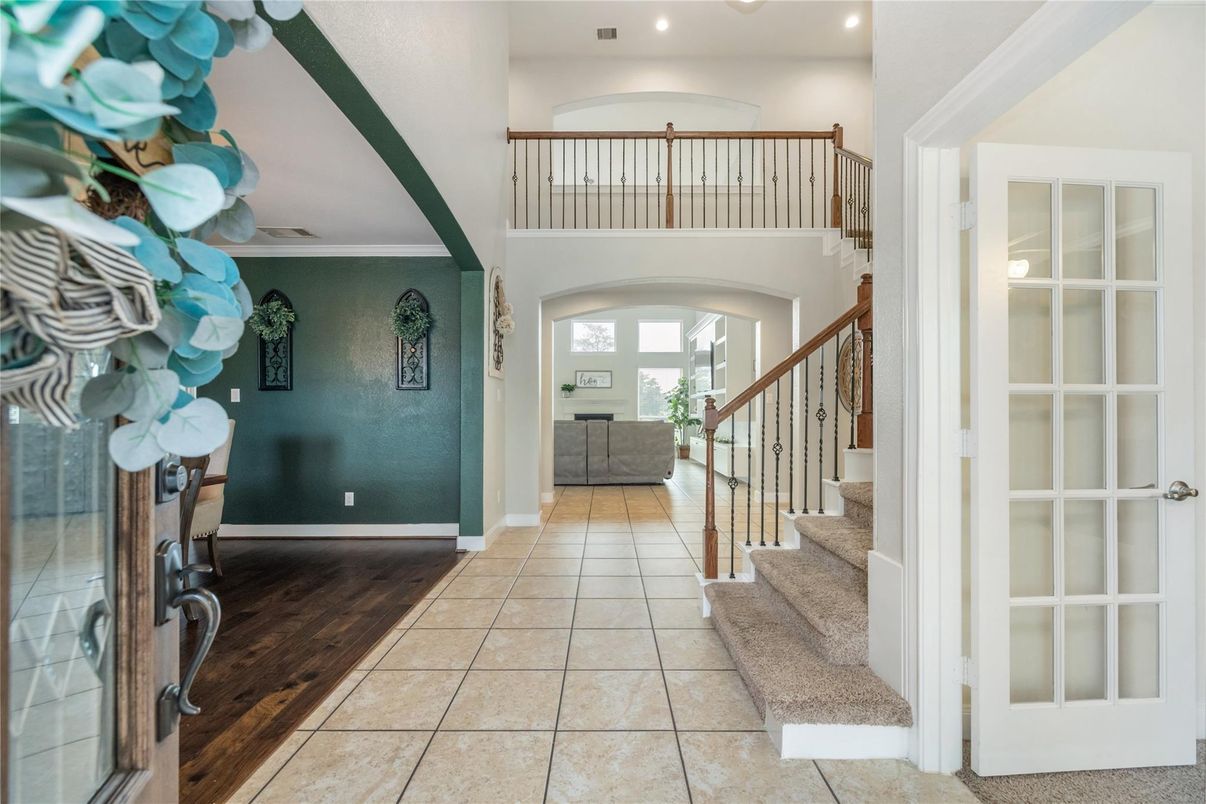 Interior, Recessed Lighting, Wood Texture Flooring