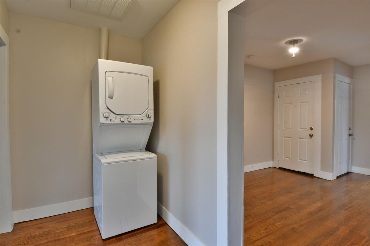 Interior, Utility Closets, Washer, Wood Texture Flooring