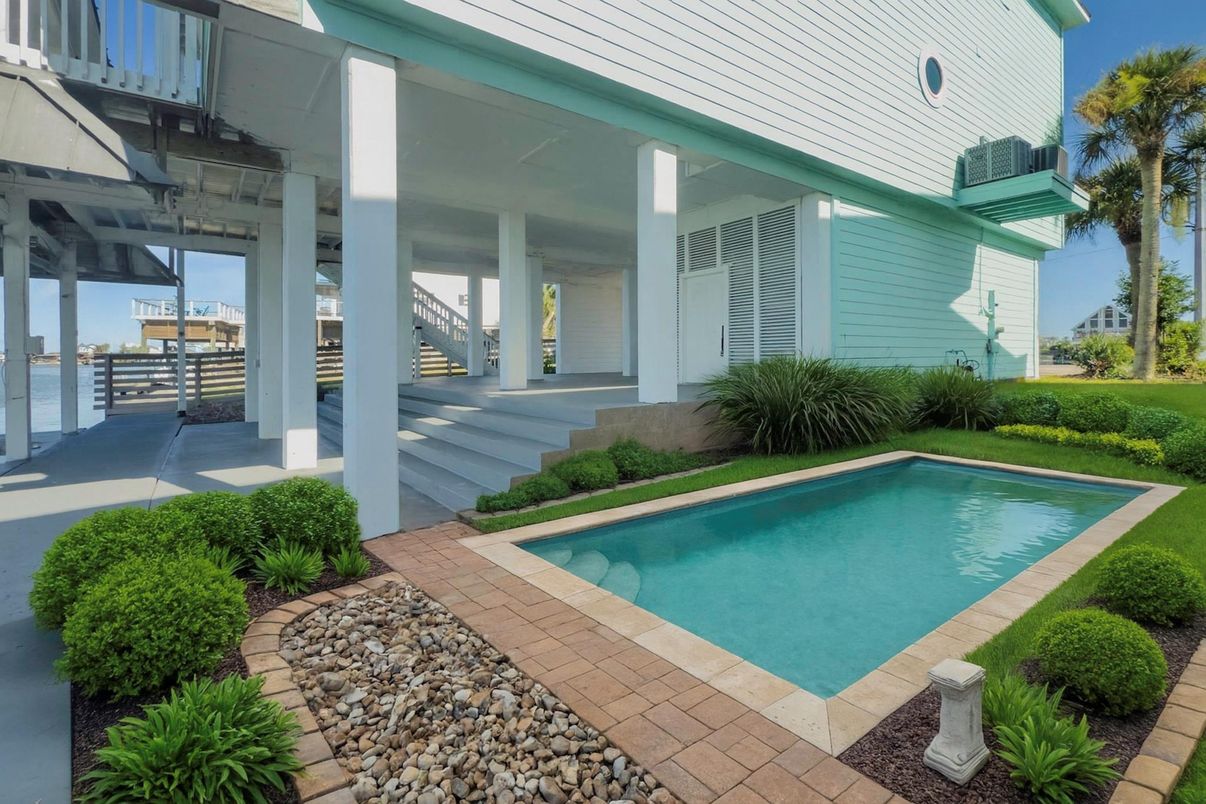 Exterior, Pool, Water