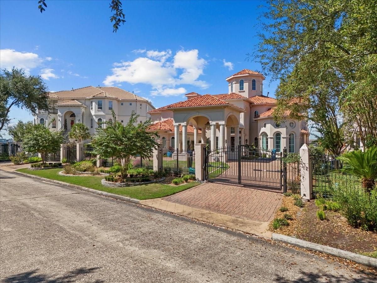 Exterior, Facade, Mediterranean