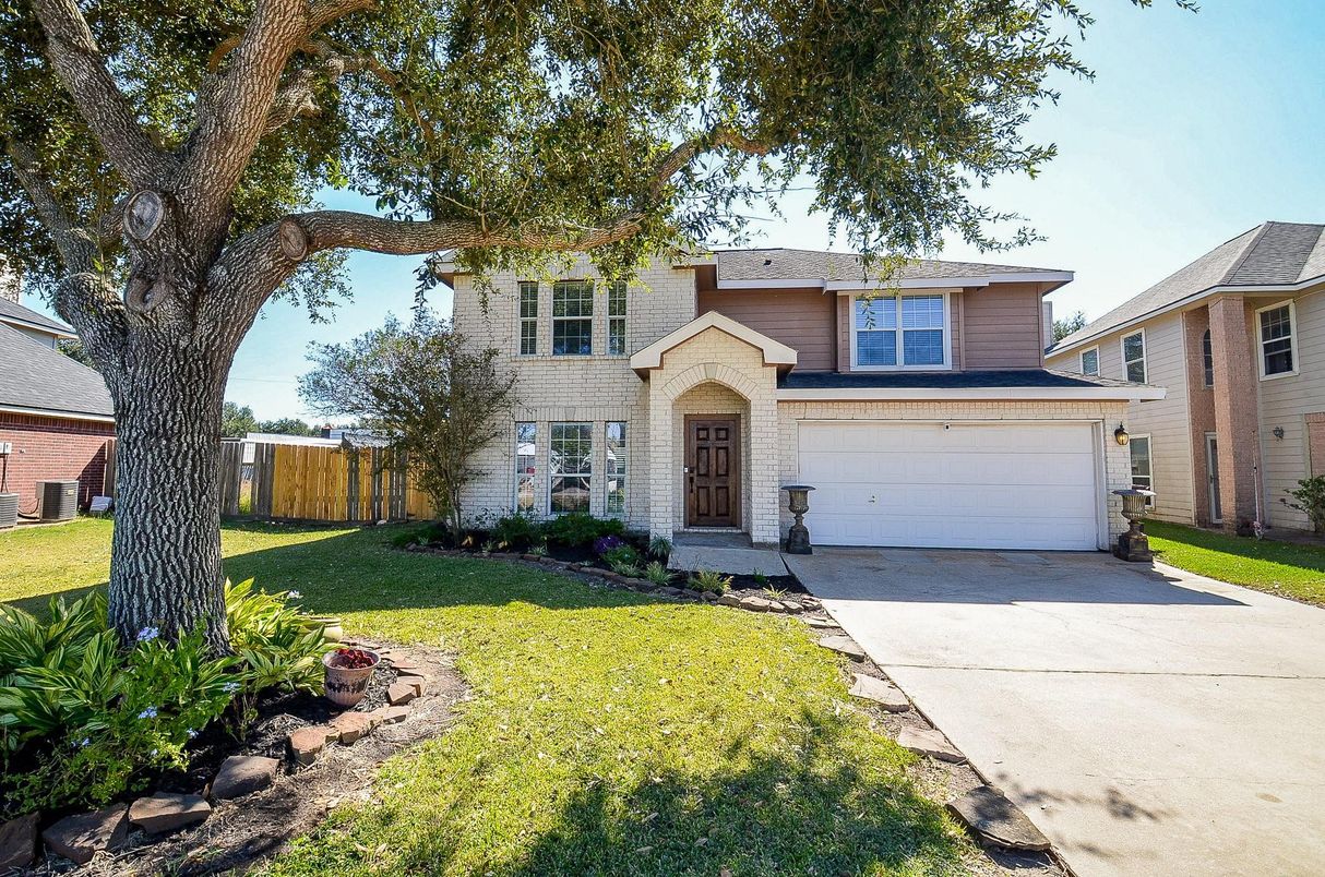 Attached, Exterior, Facade, Split Level