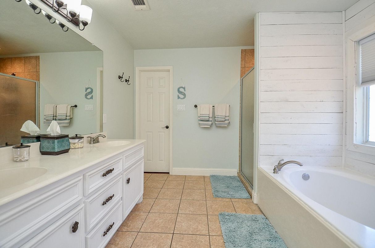 Bathroom, Dual Sink Vanities, Interior
