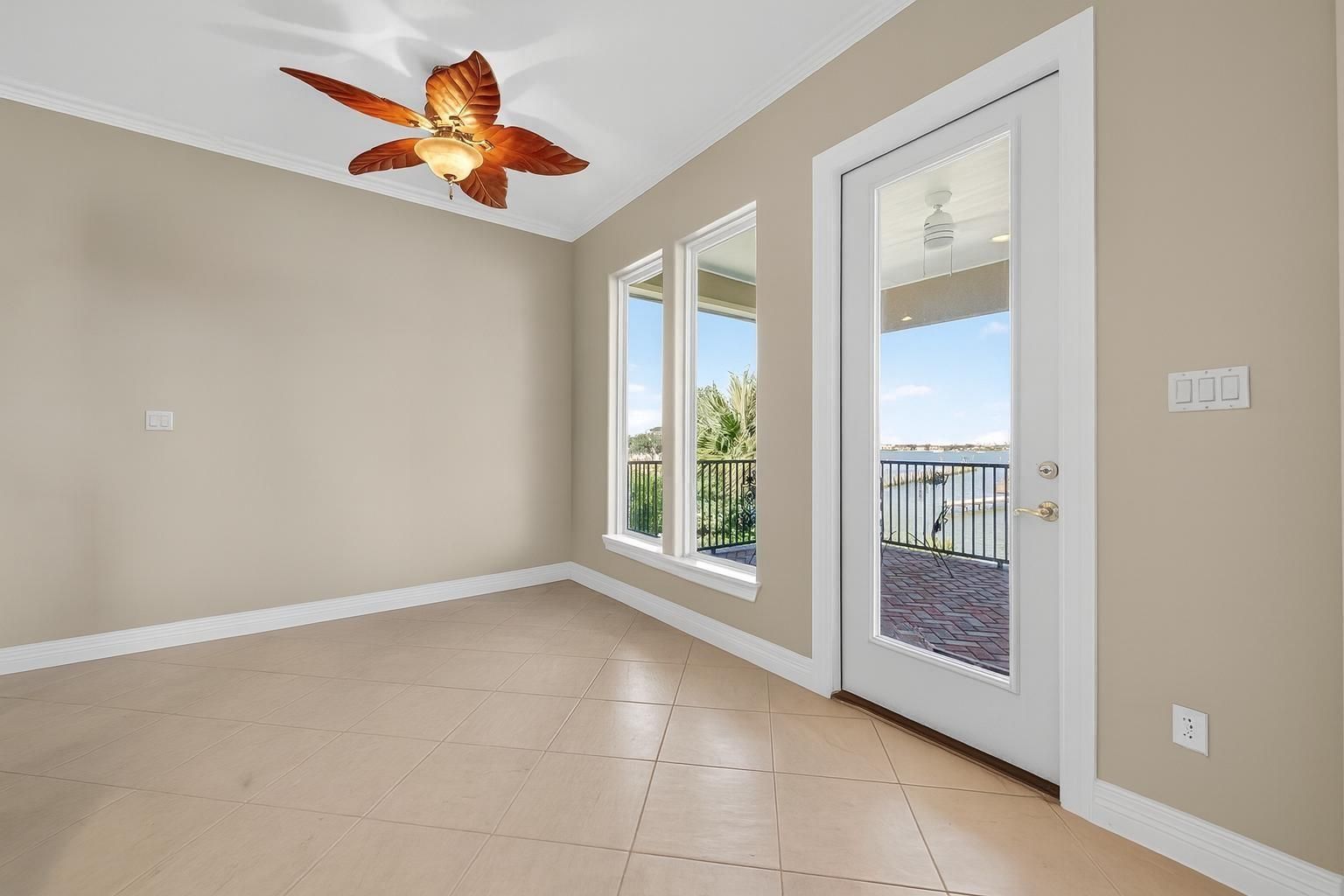 Empty room, Interior, Water