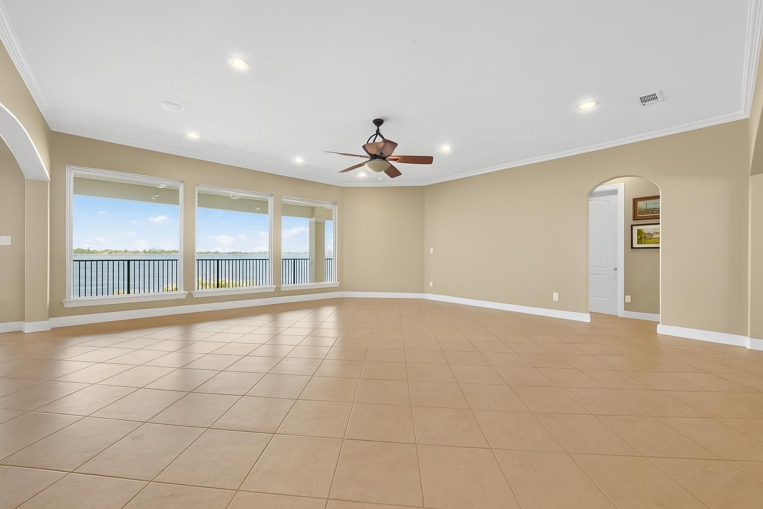 Empty room, Interior, Recessed Lighting