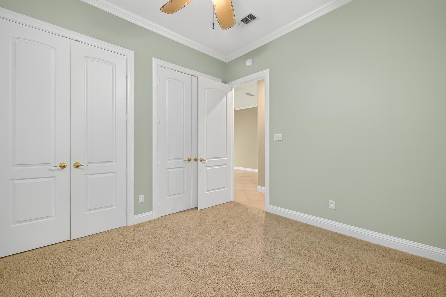 Empty room, Interior