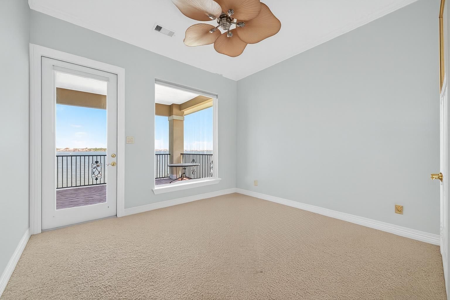 Empty room, Interior, Water