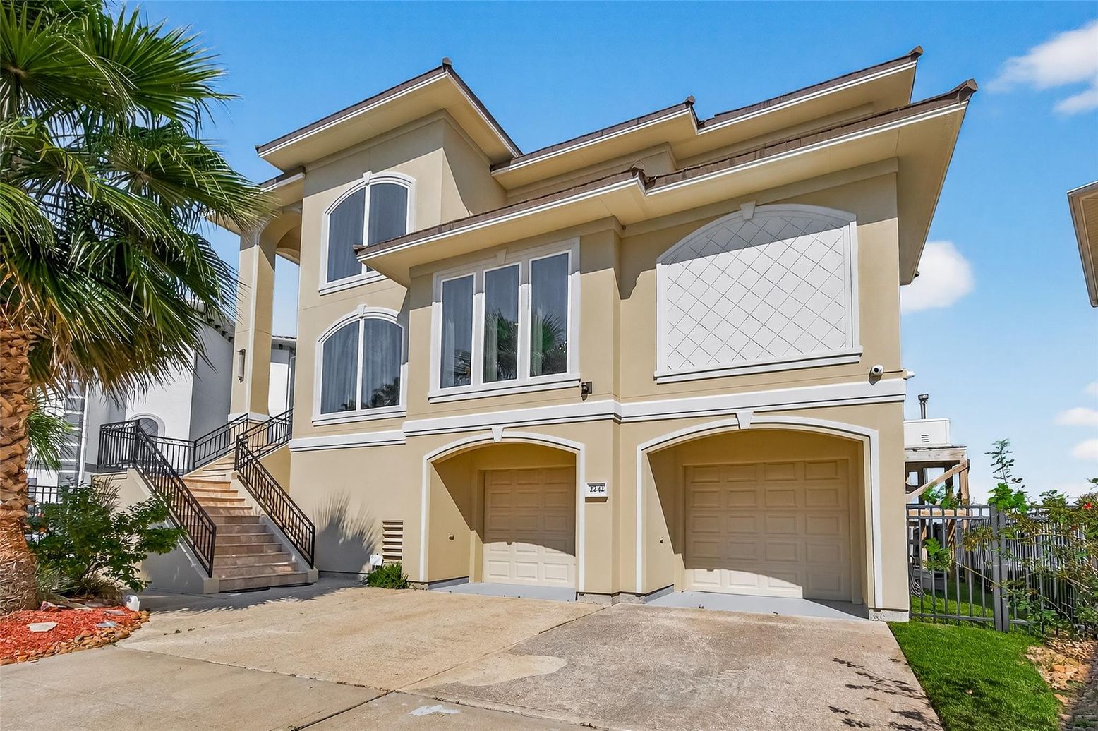 Attached, Exterior, Facade, Modern