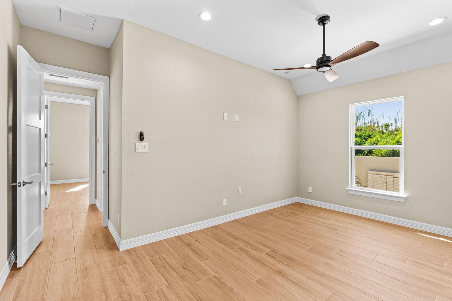 Empty room, Interior, Recessed Lighting, Wood Texture Flooring