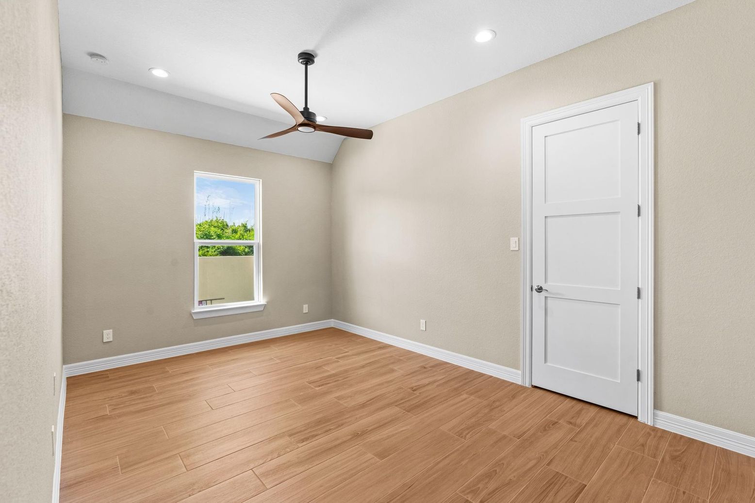 Empty room, Interior, Recessed Lighting, Wood Texture Flooring