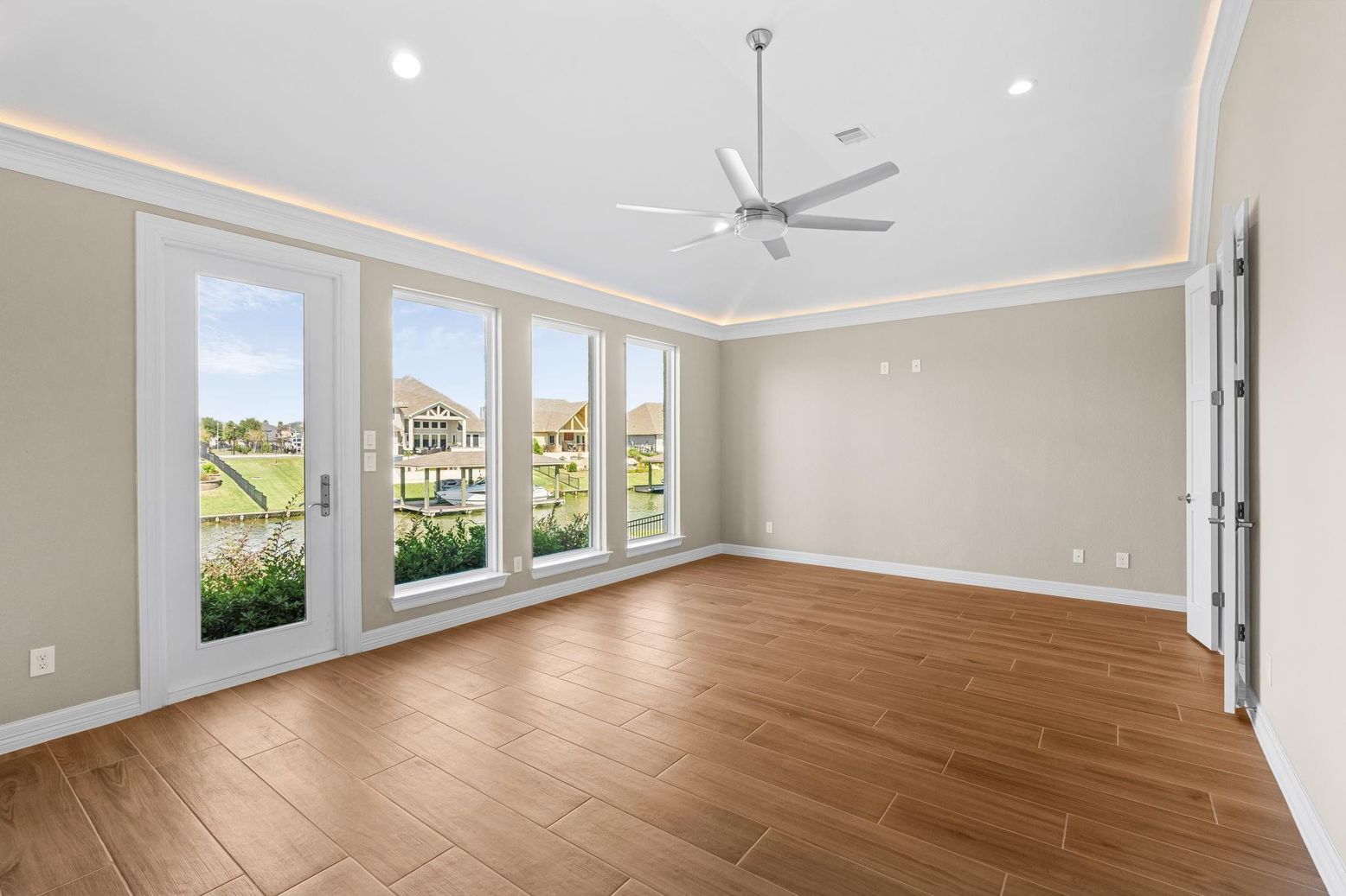 Empty room, Interior, Recessed Lighting, Wood Texture Flooring