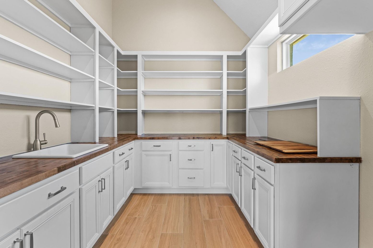 Interior, Walk-in Closets, Wood Texture Flooring