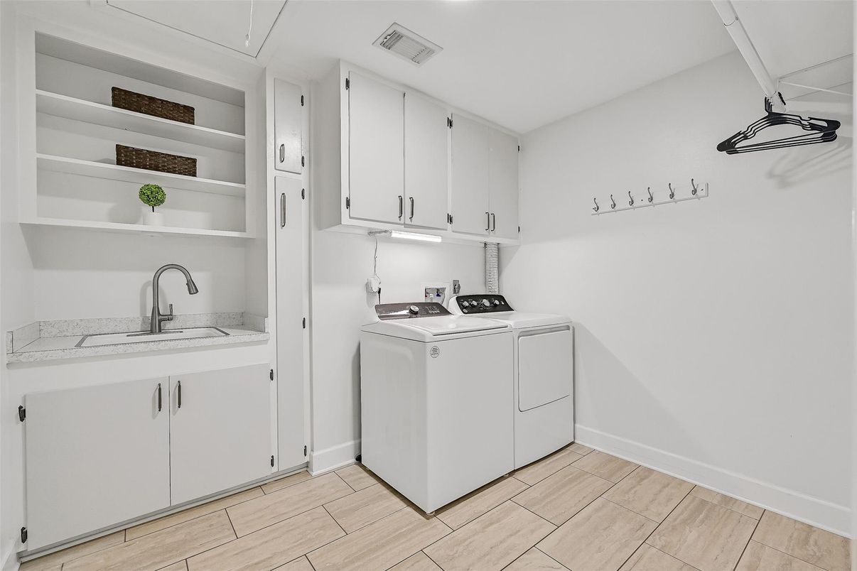 Interior, Washer, Wood Texture Flooring