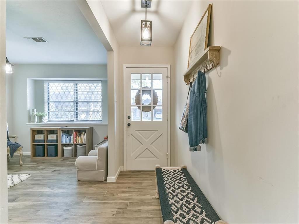 Interior, Pendant Lights, Wood Texture Flooring