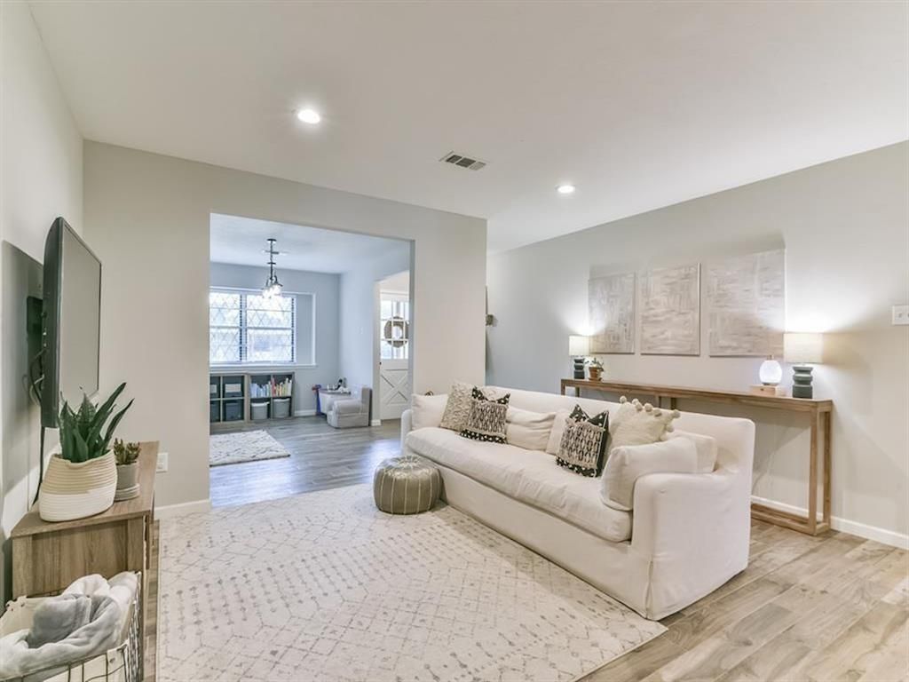 Interior, Living room, Pendant Lights, Recessed Lighting, Wood Texture Flooring