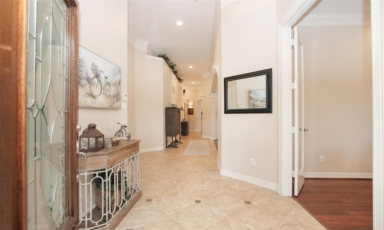 Interior, Recessed Lighting, Wood Texture Flooring