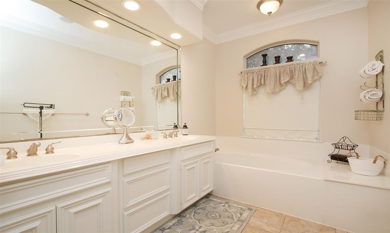 Bathroom, Dual Sink Vanities, Interior, Recessed Lighting