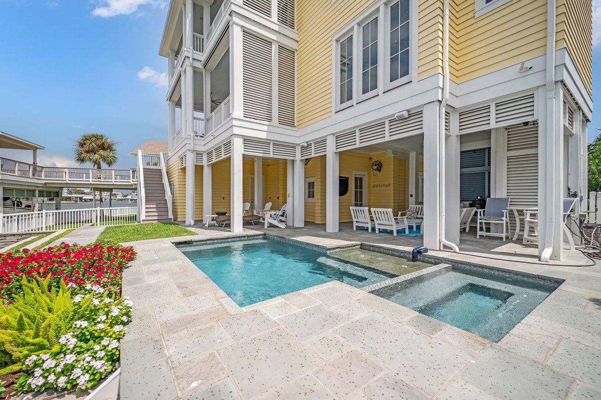 Exterior, Pool, Water